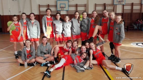 Úspešné dievčatá po víťazných zápasoch v B. Bystrici.