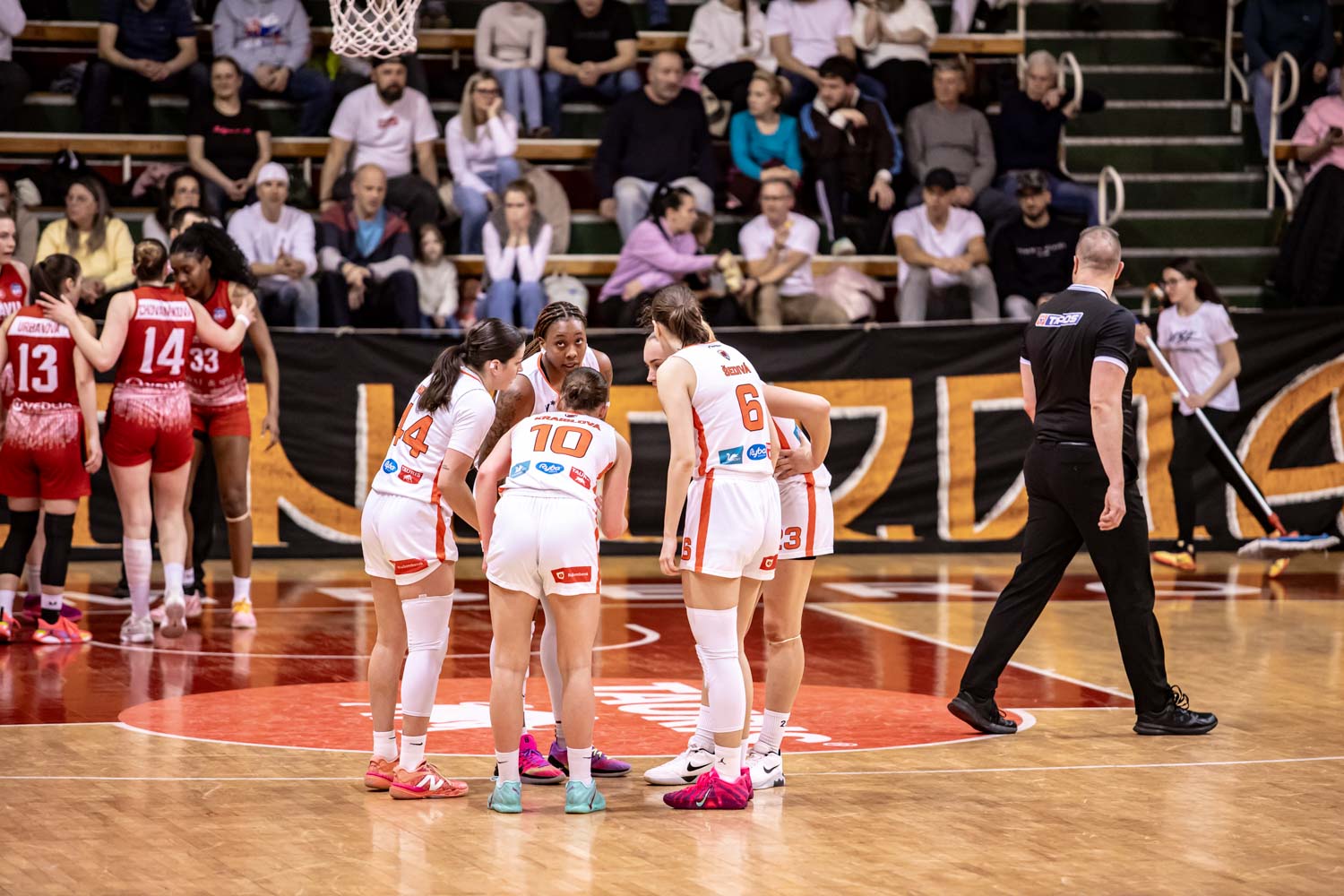 Semifinálová séria sa sťahuje pod Urpín