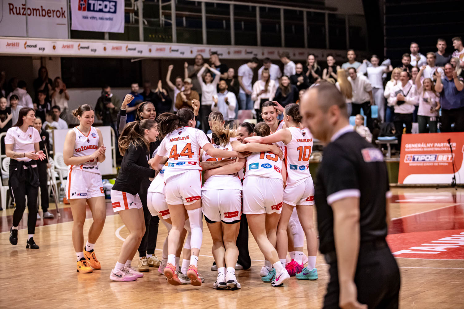 Pred rekordnou návštevou sezóny sme zdolali Piešťany a vynútili si piaty rozhodujúci zápas